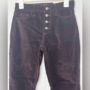 Universal Thread Burgandy Corduroy High Rise Skinny Pants New. Women’s size 2.
